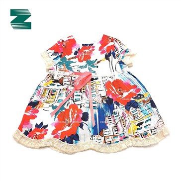 Linnen geweven jurk met ronde hals, korte mouwen en print met ruches aan de zoom